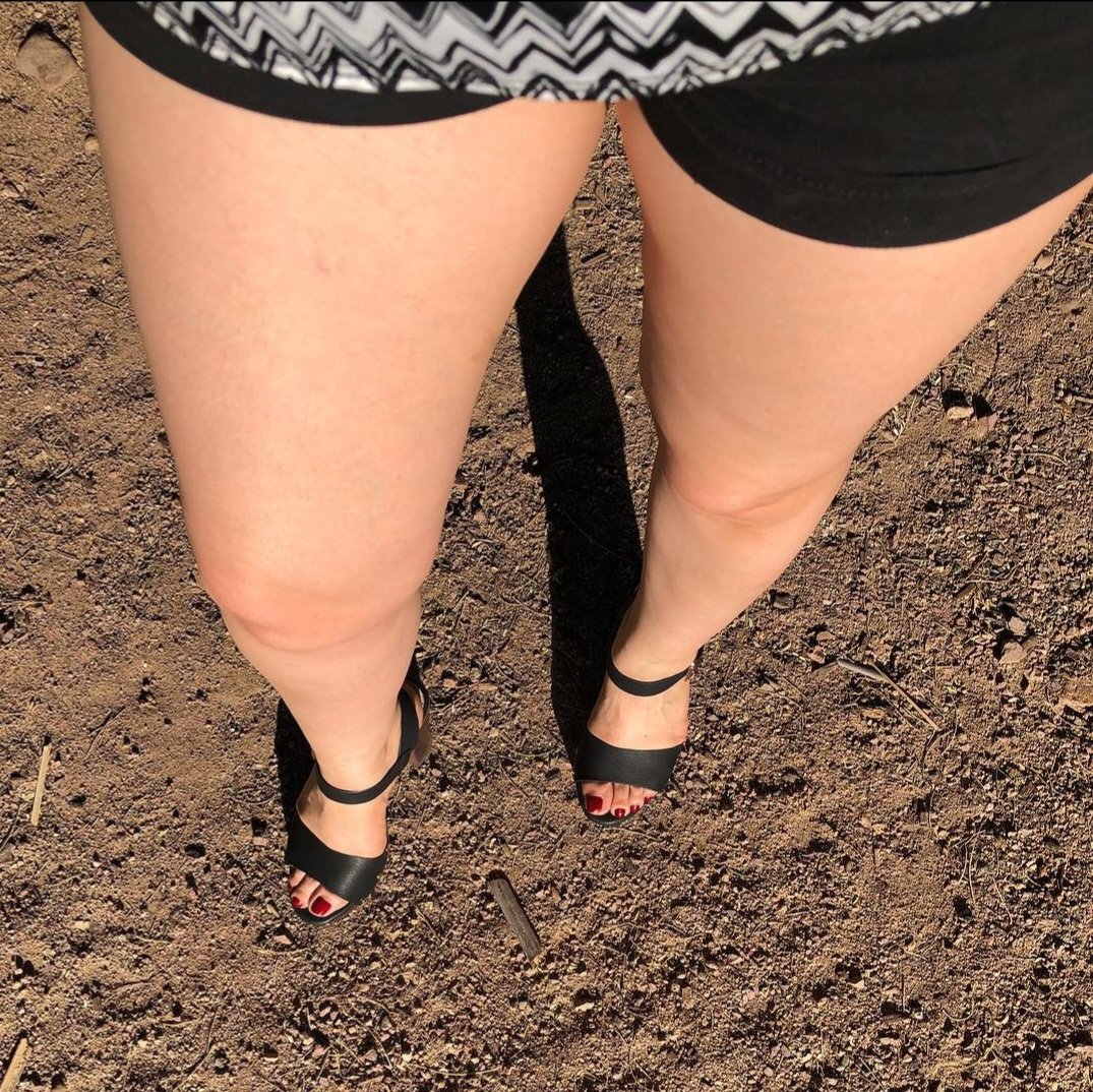 the legs and feet of my friends #1LRmwZMz