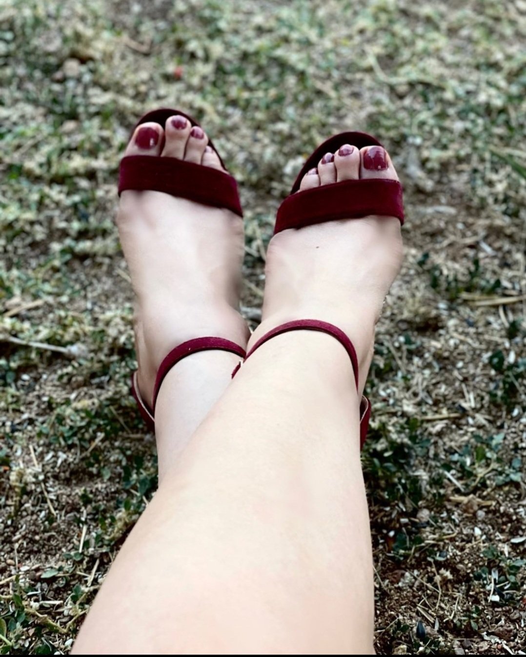 the legs and feet of my friends #6DAKB5Mz