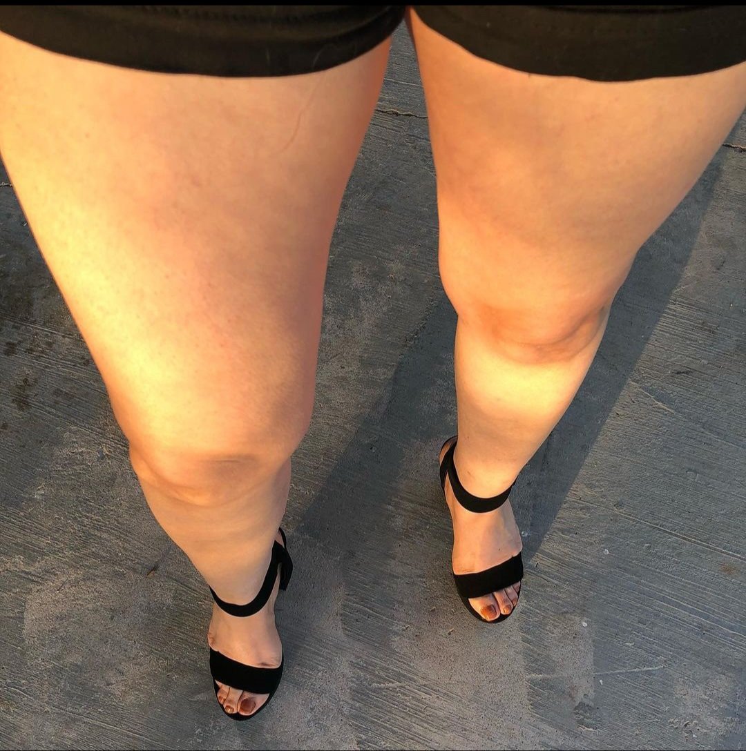 the legs and feet of my friends #AJoVW6Ix