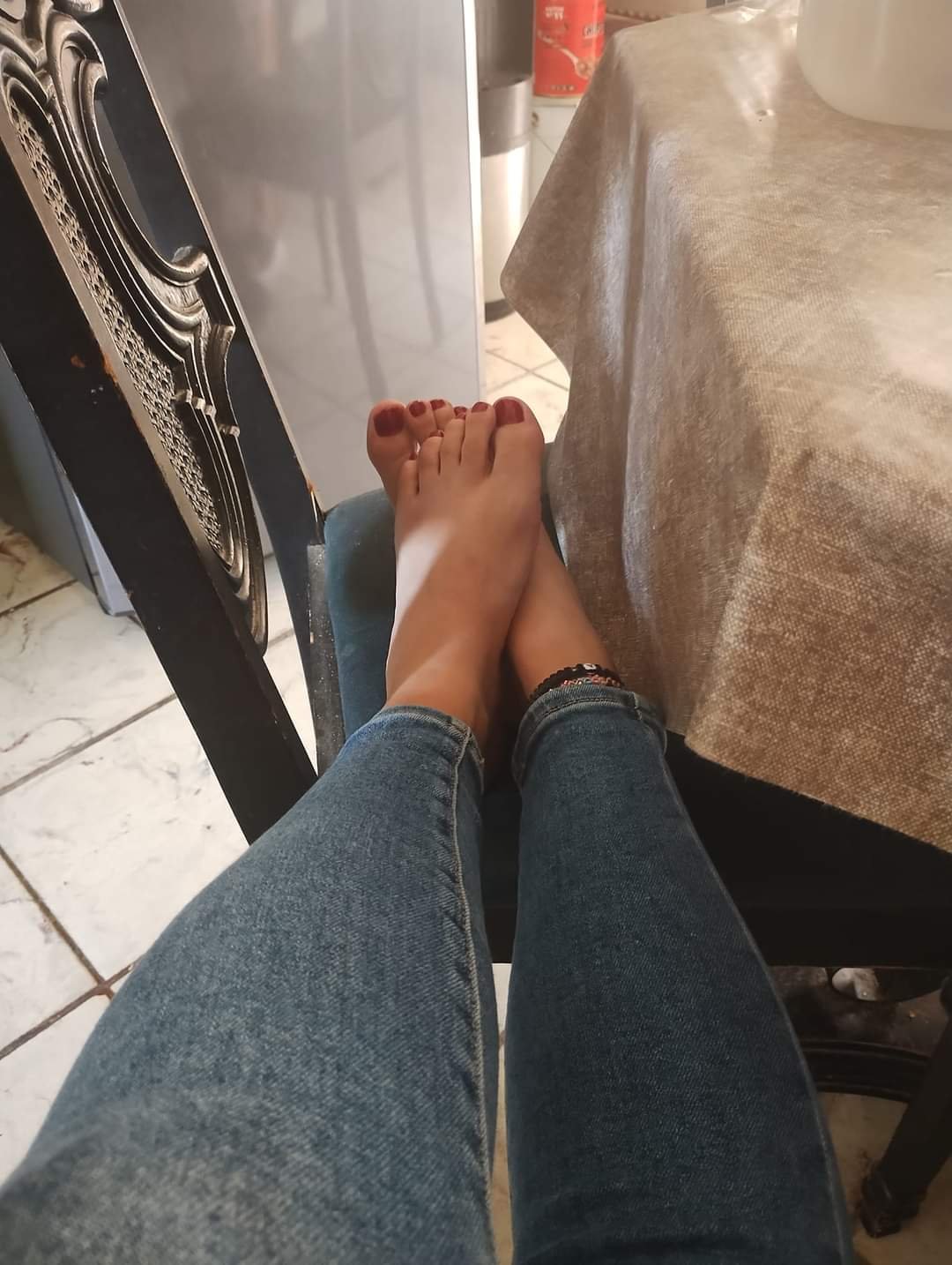 the legs and feet of my friends #JfnKMUYg