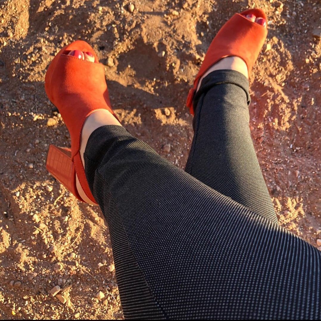 the legs and feet of my friends #KQKypMXu