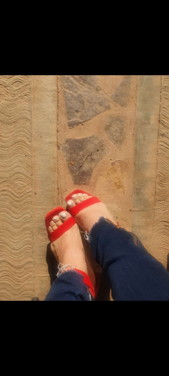 the legs and feet of my friends #Z1I5cUpU