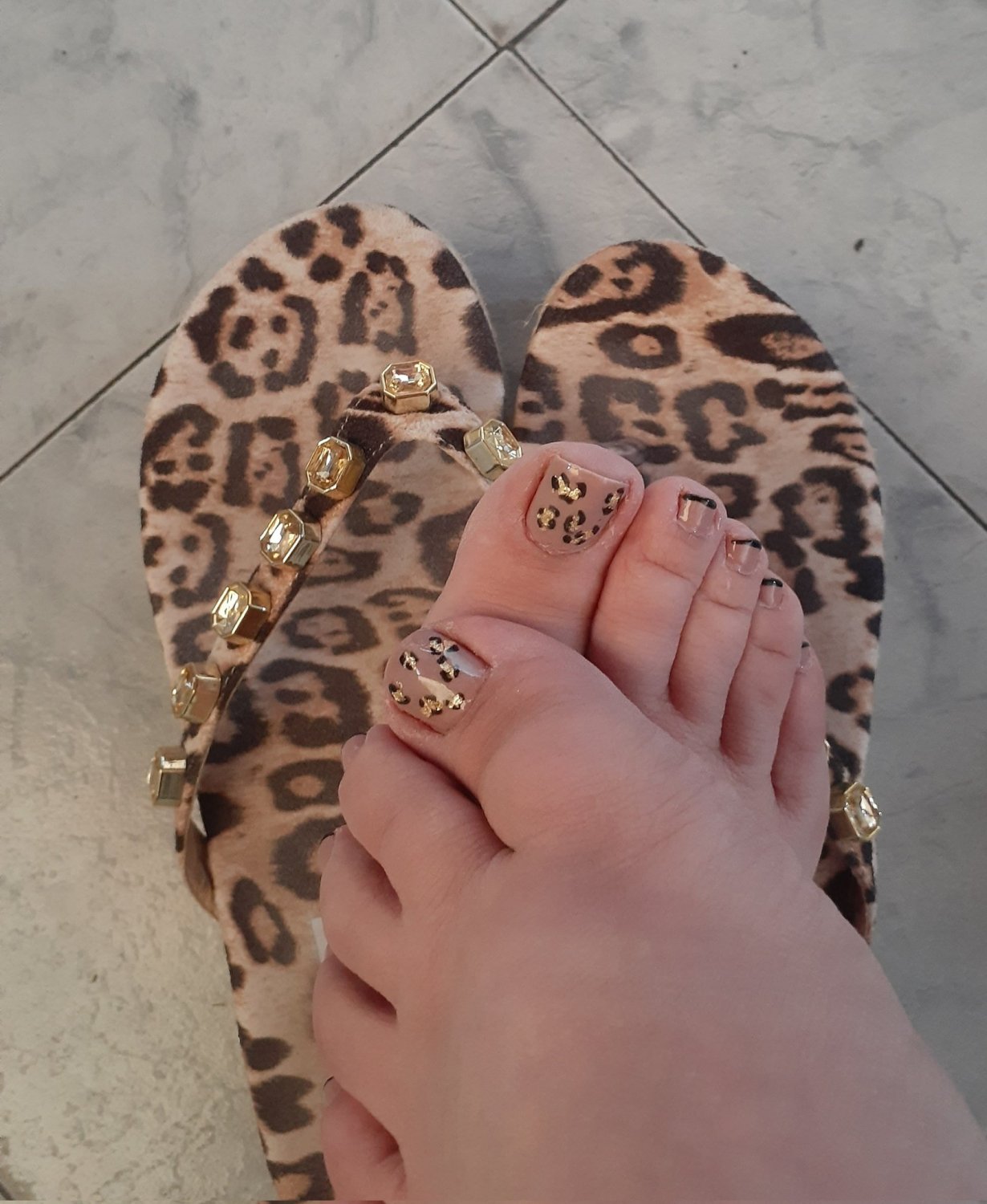 the legs and feet of my friends #hK7XzEw9