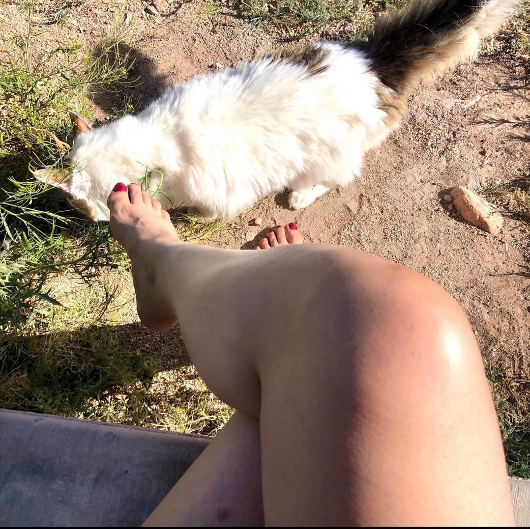 the legs and feet of my friends #hfqsUqCP