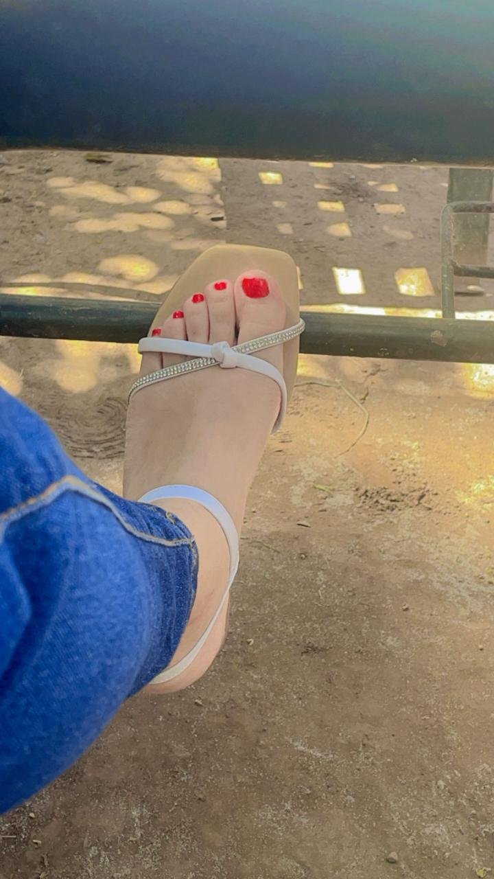 the legs and feet of my friends #k3oBbxLh
