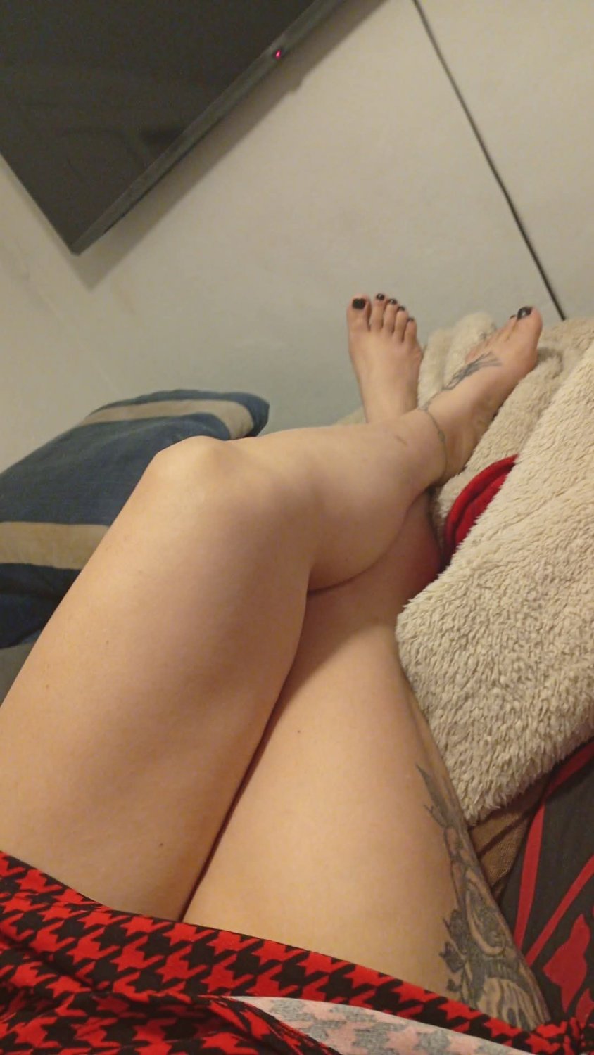 the legs and feet of my friends #mI9WAsvz