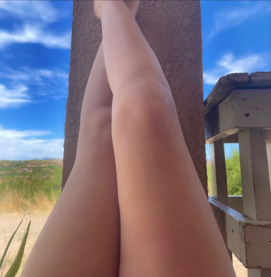 the legs and feet of my friends #mcc5RE0x
