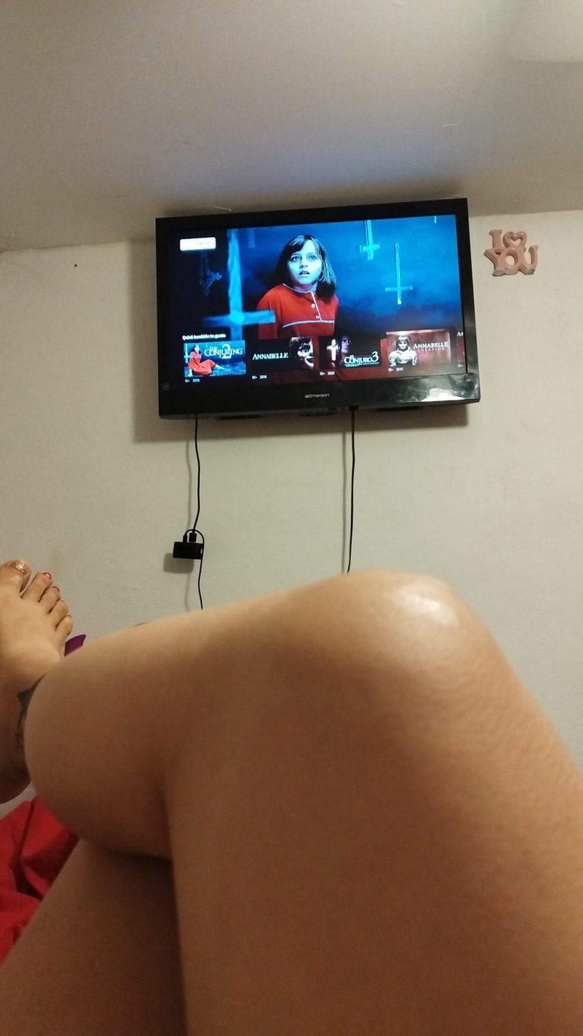 the legs and feet of my friends #mhb0CnuM