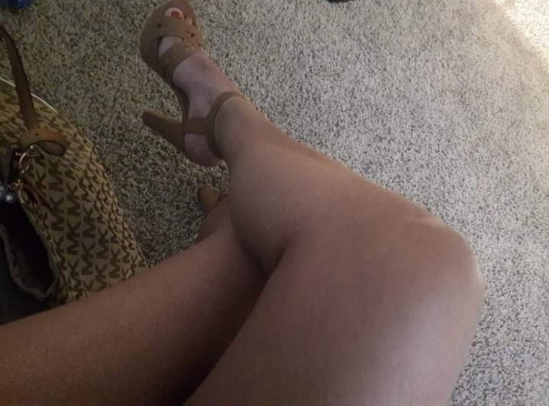 the legs and feet of my friends #tUSLf4e0