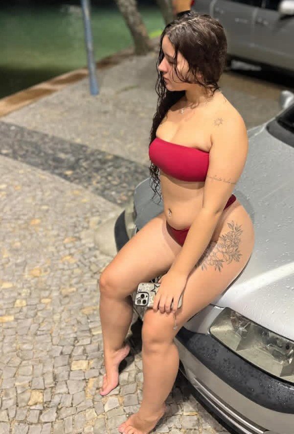 Melany. Famosinha gostosa e exibida joga o peitão na cara dos punheteiro, dêem leite pra ela. #7ZSwOwEN