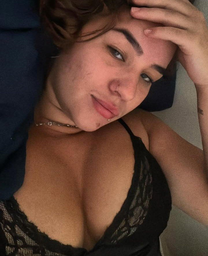 Melany. Famosinha gostosa e exibida joga o peitão na cara dos punheteiro, dêem leite pra ela. #bcp8PsMq