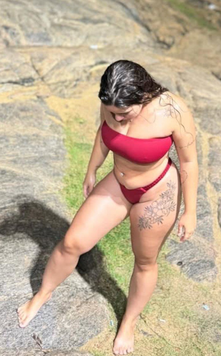 Melany. Famosinha gostosa e exibida joga o peitão na cara dos punheteiro, dêem leite pra ela. #kBWet06v
