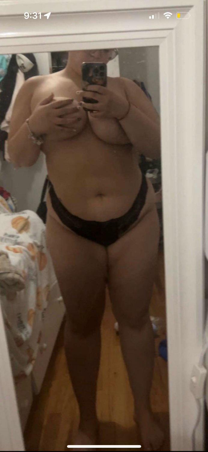 White thick girl loves to show off #rUX2DhLz